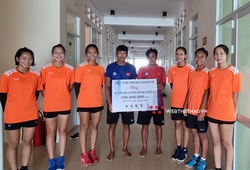 Đội tuyển bóng chuyền bãi biển nam, nữ Việt Nam nhận thưởng từ Vietcontent