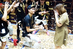 “Vua nhẫn” Nguyễn Huỳnh Phú Vinh cầu hôn bạn gái lâu năm, lấy nước mắt NHM hậu vô địch VBA 2022