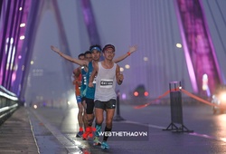 Những dấu chân Marathon Hanoi Techcombank 2022 lần đầu tiên trên cầu Nhật Tân