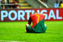 Ronaldo lại ném băng đội trưởng sau khi Bồ Đào Nha bị loại