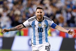 Messi đá phạt tinh quái, lập cú đúp trong 3 phút cho Argentina