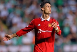 Ronaldo bất lực tìm kiếm bàn thắng thứ 700 khi MU suýt bẽ mặt