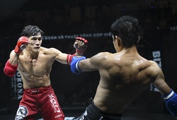 Nguyễn Trần Duy Nhất rượt đối thủ quanh sàn MMA LION Championship