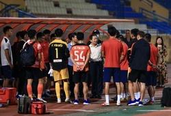 Bầu Hiển xuống sân động viên cầu thủ Đà Nẵng sau trận thua Hà Nội