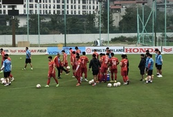HLV Park Hang Seo trổ tài tâng bóng, trực tiếp giám sát các thủ môn tập luyện