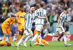 Messi khiến CĐV phát cuồng với “đường chuyền từ trên trời rơi xuống”