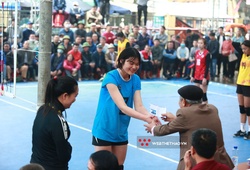 Cơn mưa thưởng nóng tại giải bóng chuyền hội làng thôn Ninh Giang
