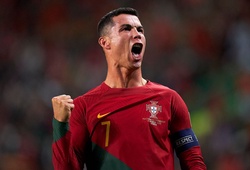 Ronaldo áp sát Messi với thành tích sút phạt “chưa từng thấy”
