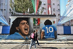 Hình ảnh thành phố Napoli chuẩn bị cho màn ăn mừng Scudetto