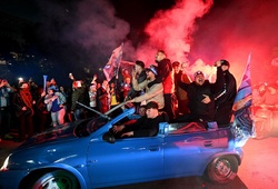 Hình ảnh CĐV Napoli ăn mừng điên cuồng ở sân Maradona sau khi vô địch