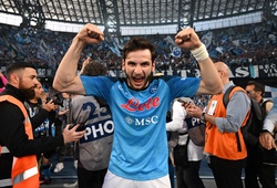 Kvaratskhelia kế thừa danh hiệu cầu thủ xuất sắc nhất Serie A của Leao