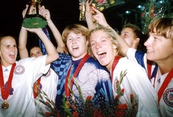 Giải vô địch bóng đá nữ thế giới lần đầu tiên diễn ra như thế nào?