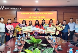 Các cô gái vàng đội hình 4x400m nữ nhận thưởng sau tấm HCV giải vô địch châu Á
