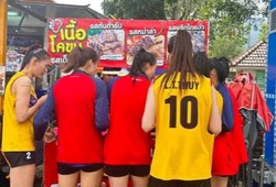 CĐV Thái Lan bắt gặp tuyển bóng chuyền nữ Việt Nam tận hưởng ẩm thực đường phố
