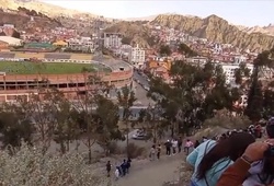 Người hâm mộ Bolivia leo núi xem Argentina của Messi tập luyện