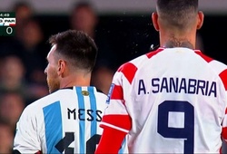 Messi bị cầu thủ Paraguay nhổ nước bọt trong trận đấu