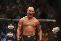 Phản ứng lạnh người của nhà cựu vô địch khi xe chở võ sĩ UFC bị tấn công