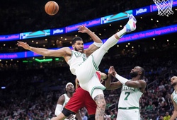 Jayson Tatum té ngã nguy hiểm, suýt phá hỏng chiến thắng mở đầu Playoffs của Boston Celtics