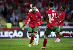 Bàn thắng ngoạn mục của Ronaldo, 20 năm sau lần đầu tiên khoác áo Bồ Đào Nha