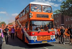 Chiếc xe bus 44 tuổi dẫn đầu cuộc hành quân của hàng vạn CĐV Hà Lan tới Bán kết EURO
