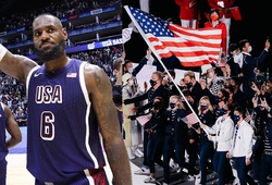 Siêu sao bóng rổ LeBron James cầm cờ đoàn thể thao Mỹ tại lễ khai mạc Olympic Paris 2024