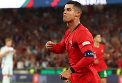 Ronaldo giải cứu Bồ Đào Nha từ ghế dự bị bằng bàn thắng thứ 901