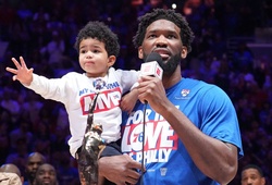 Drama tại NBA: Bị "đụng chạm" đến người thân quá cố, Joel Embiid nổi nóng xô ngã một phóng viên