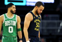 Stephen Curry và Warriors chìm sâu trong khủng hoảng, thua đậm 40 điểm trước ĐKVĐ Celtics