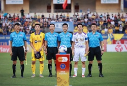 Bi hài trọng tài V.League: Quên cả luật, HLV ngán ngẩm