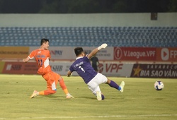 Kịch tính “chung kết ngược” Đà Nẵng vs Quảng Nam: Thẻ đỏ giây 12, sai lầm thủ môn và câu giờ