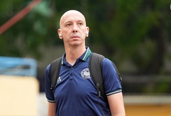 Trợ lý “tai tiếng” của HLV Mano Polking lại gây sốt ở V.League