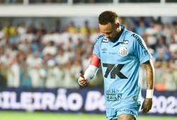 Neymar bị đuổi khỏi sân sau khi cố gắng ghi bàn bằng... tay