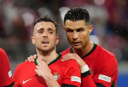 Cristiano Ronaldo bàng hoàng trước cái chết của Diogo Jota