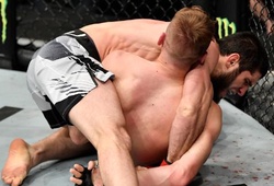 Cựu vương UFC Islam Makhachev đánh đối thủ cầu xin trọng tài dừng trận