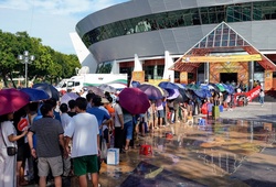 Khán giả xếp hàng dài chờ đợi hơn 1 ngày chờ trận chung kết bóng chuyền VTV Cup 2025