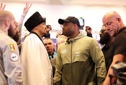 Usyk vs Dubois 2 chứng kiến hai võ sỹ face-off sôi sục