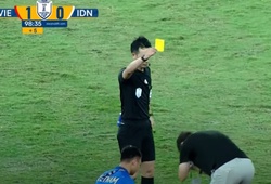 HLV Kim Sang Sik chắp tay lạy trọng tài, trợ lý Indonesia nhận thẻ đỏ vì “chơi bẩn”