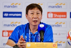 HLV Kim Sang Sik lý giải “chiêu” rải chai nước cản U23 Indonesia ném biên