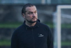 HLV Popov “ăn thẻ” vì lỗi phản ứng ngay trận khai màn V.League