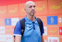 Hy hữu: Trợ lý HLV Polking bị phạt nguội vì “trốn” trọng tài