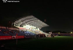 Sân Hà Tĩnh gặp sự cố chiếu sáng sau cơn bão số 5, trận đấu gián đoạn