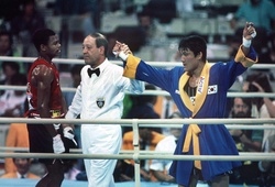 Huyền thoại Boxing nhận HCV Olympic từ đối thủ sau 35 năm: Sự cao thượng xóa nhòa sai lầm