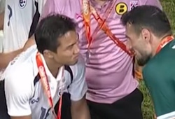 Khoảnh khắc bất ngờ: Cầu thủ Iraq làm điều lạ khi tiến gần “Messi Thái” sau pha triệt hạ