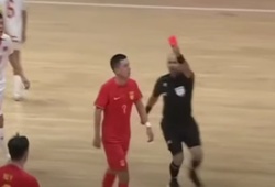 Thẻ đỏ xấu xí của cầu thủ Trung Quốc trong trận thua muối mặt trước futsal Việt Nam