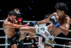 Võ sĩ kickboxing lăn lộn đau đớn vì pha đá hạ bộ kinh hoàng