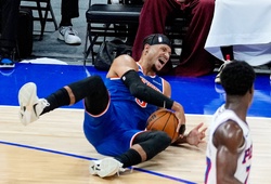 Chuyện lạ ở trận giao hữu đầu tiên của NBA 2025-26: Cầu thủ vừa chấn thương, vừa bị đuổi