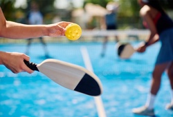 Nghệ thuật đọc vị đối thủ trong Pickleball qua hai cú giao bóng đầu tiên