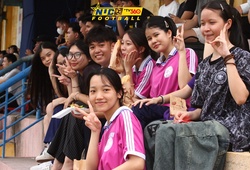 Học sinh cấp 3 ăn vội bánh mì cổ vũ thầy giáo ở giải bóng đá sinh viên toàn quốc 2025 – Cúp TV360