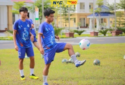 Xúc động chuyện chàng sinh viên Chăm phụ hồ, bốc vác theo con chữ và đam mê bóng đá