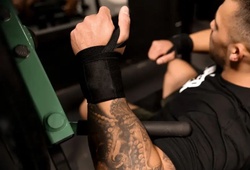 Trang bị bảo vệ khớp cổ tay và đầu gối - Chìa khóa giúp người chơi cầu lông tránh xa chấn thương